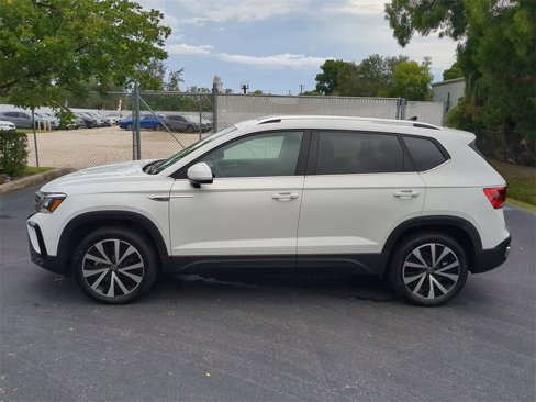 Used 2024 Volkswagen Taos SE w/ Panoramic Sunroof Package image 7