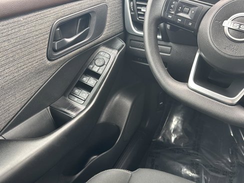 Used 2023 Nissan Rogue S image 18