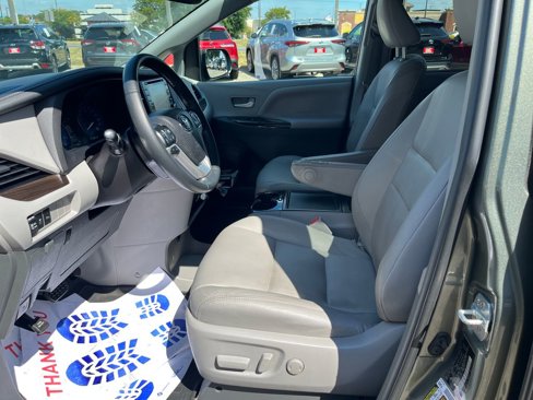 Used 2019 Toyota Sienna XLE image 10