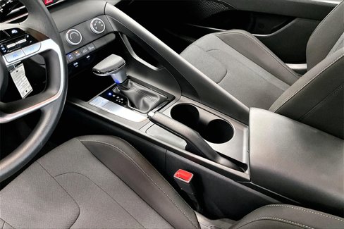 Certified 2025 Hyundai Elantra SE image 14