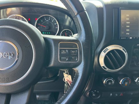 Used 2015 Jeep Wrangler Unlimited Sahara w/ Connectivity Group image 17