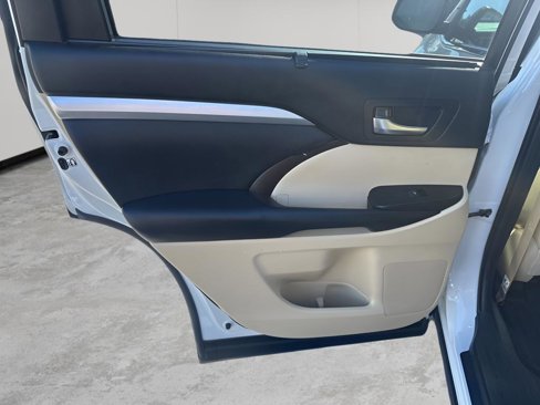Used 2019 Toyota Highlander XLE image 17