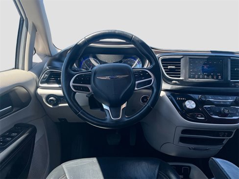 Used 2018 Chrysler Pacifica Touring-L image 22