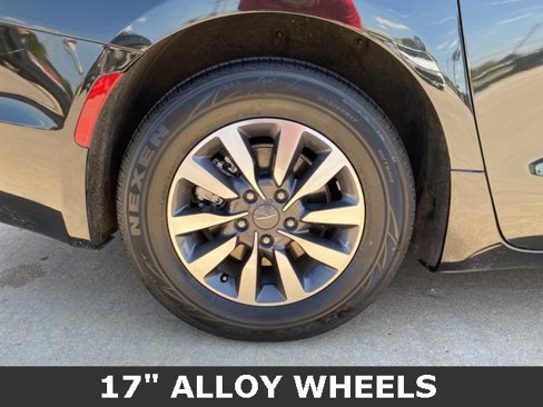 Used 2021 Chrysler Pacifica Touring-L image 24