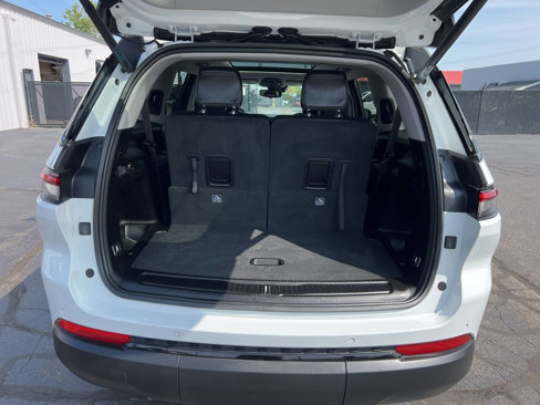 Used 2023 Jeep Grand Cherokee L Limited w/ Black Appearance Package image 9