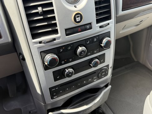 Used 2010 Chrysler Town & Country Touring image 17