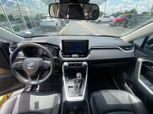 Used 2022 Toyota RAV4 XLE Premium image 16