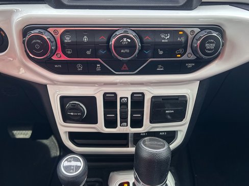 Used 2022 Jeep Gladiator Overland w/ Cold Weather Group image 18