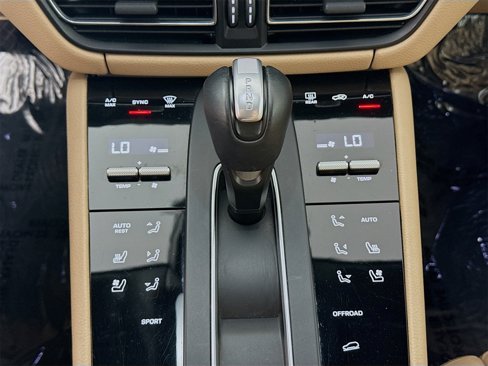 Certified 2022 Porsche Macan image 13