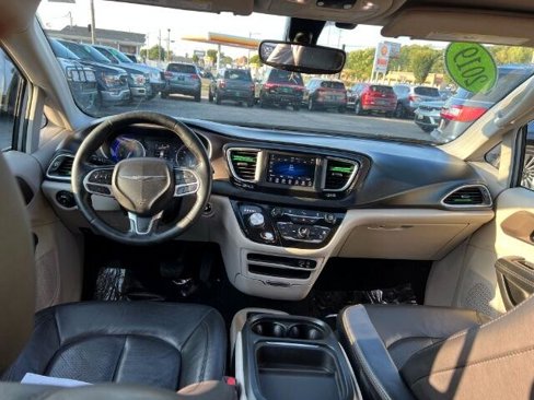 Used 2019 Chrysler Pacifica Touring-L image 5