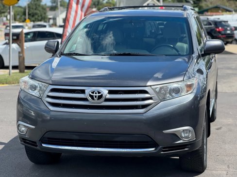 Used 2011 Toyota Highlander Limited w/ Tow Pkg image 2