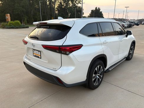 Used 2021 Toyota Highlander XLE image 6