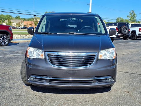 Used 2016 Chrysler Town & Country Touring image 27
