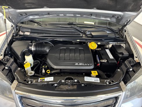Used 2014 Chrysler Town & Country S image 11