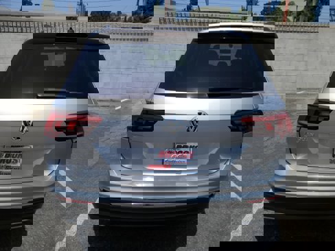 Used 2021 Volkswagen Tiguan SE w/ Panoramic Sunroof Package image 7