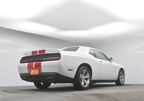 Used 2015 Dodge Challenger SXT image 32