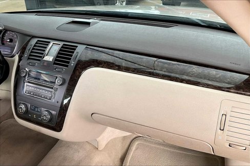 Used 2008 Cadillac DTS w/ Trunk Convenience Package image 16