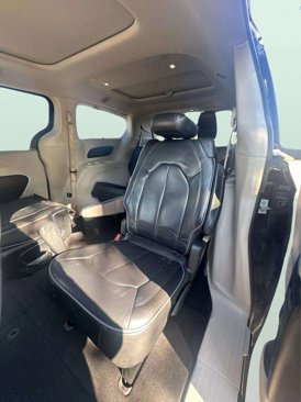 Used 2017 Chrysler Pacifica Limited image 18