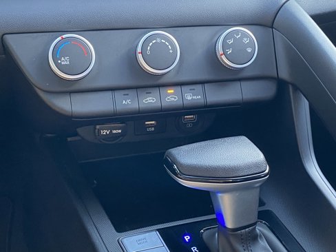 Used 2023 Hyundai Elantra SE image 19