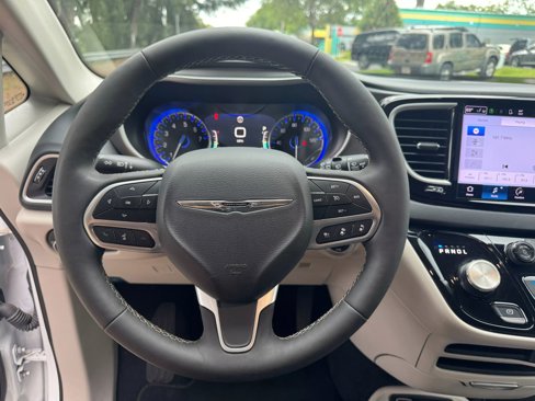 Used 2024 Chrysler Pacifica Touring-L image 19