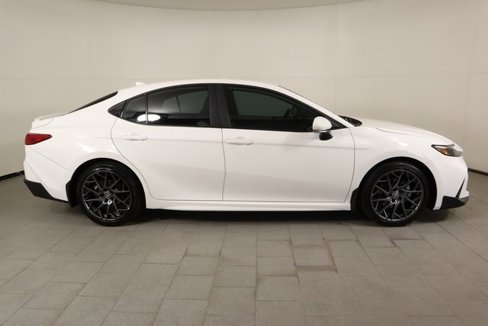 Used 2025 Toyota Camry SE image 4
