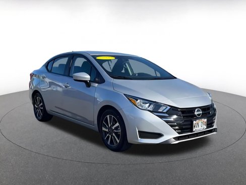 Used 2023 Nissan Versa SV image 2