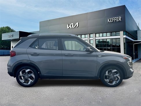 Used 2022 Hyundai Venue Limited image 9