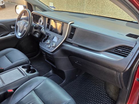 Used 2016 Toyota Sienna SE image 40