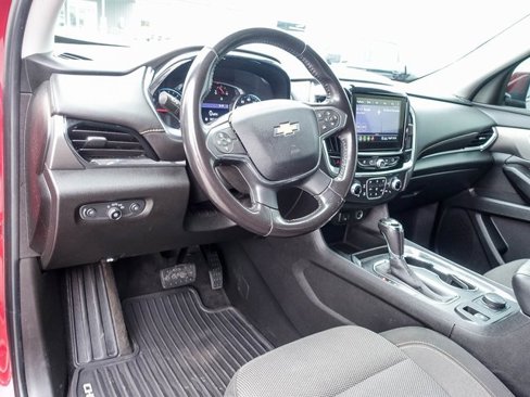 Used 2020 Chevrolet Traverse LT image 2