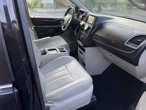 Used 2016 Chrysler Town & Country Touring w/ Driver Convenience Group image 39