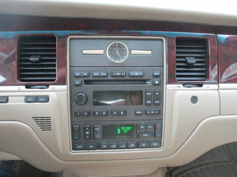 Used 2006 Lincoln Town Car Signature image 29