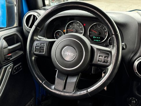 Used 2015 Jeep Wrangler Unlimited Rubicon w/ Connectivity Group image 22