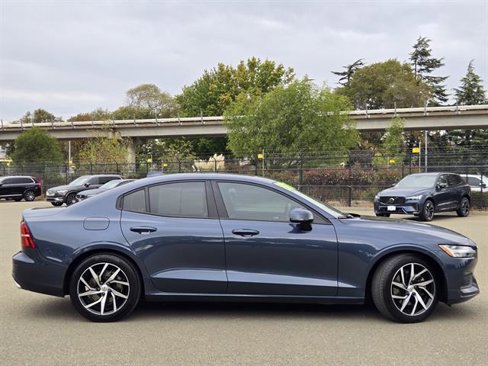 Used 2020 Volvo S60 T5 Momentum image 3