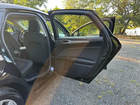 Used 2017 Ford Fusion SE w/ Fusion SE Technology Package image 16