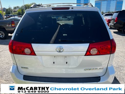 Used 2010 Toyota Sienna XLE image 4