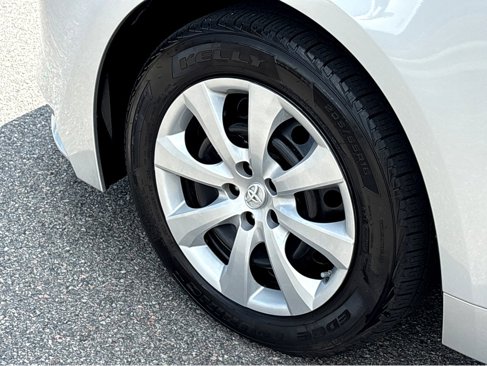 Used 2022 Toyota Corolla LE image 19