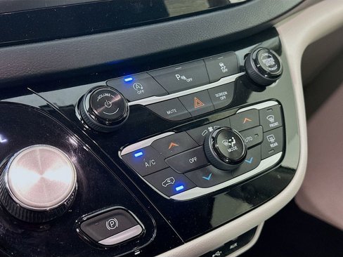 Certified 2018 Chrysler Pacifica Touring Plus w/ Tire & Wheel Group image 23