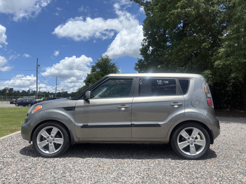 Used 2011 Kia Soul ! image 1