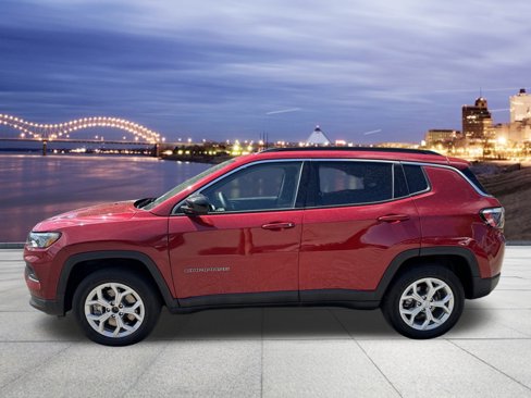Used 2024 Jeep Compass Latitude image 2
