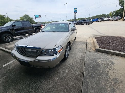 Used 2010 Lincoln Town Car Signature Limited image 1
