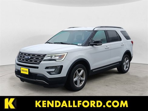 Used 2017 Ford Explorer XLT image 1
