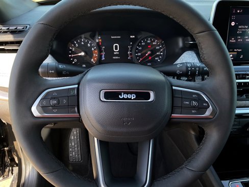 Used 2025 Jeep Compass Latitude image 20
