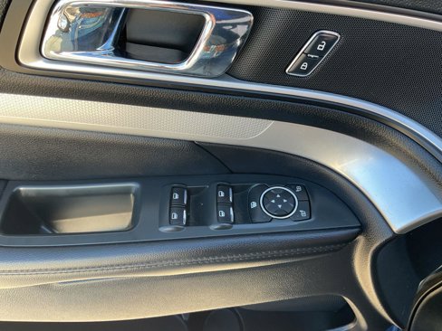 Used 2017 Ford Explorer XLT w/ Equipment Group 202A image 11