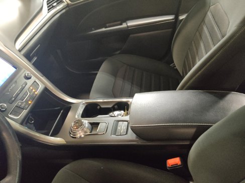 Used 2020 Ford Fusion SE image 26