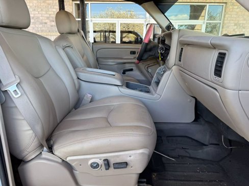 Used 2004 Chevrolet Suburban Z71 w/ Preferred Equipment Group image 28