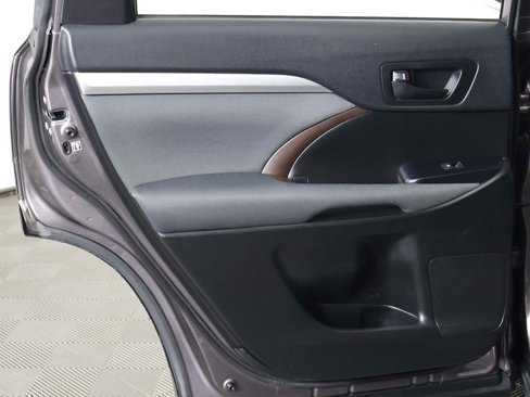 Used 2019 Toyota Highlander LE image 22