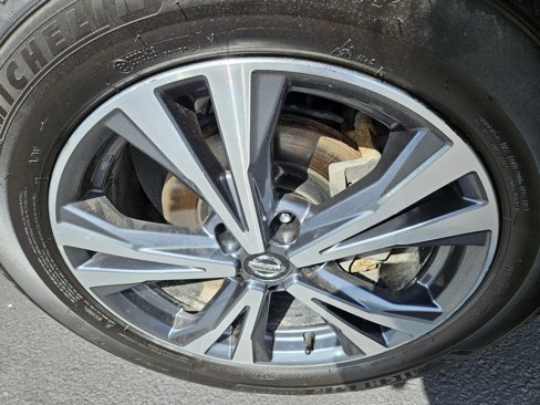 Used 2019 Nissan Rogue S image 4