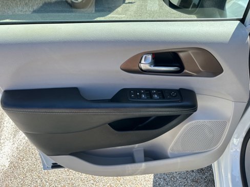 Used 2021 Chrysler Voyager Lxi image 30