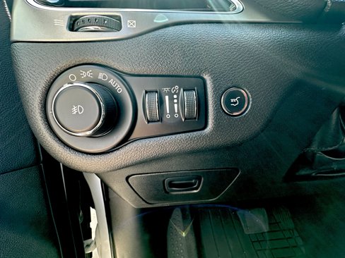 Used 2019 Jeep Cherokee Limited w/ Luxury Group image 29