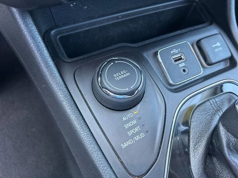 Used 2023 Jeep Cherokee Altitude Lux image 24